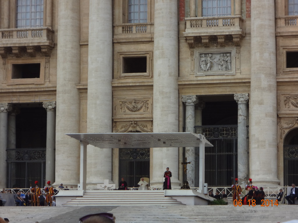 General Audience with the Pope - The Pope says a few prayers during the ceremony.